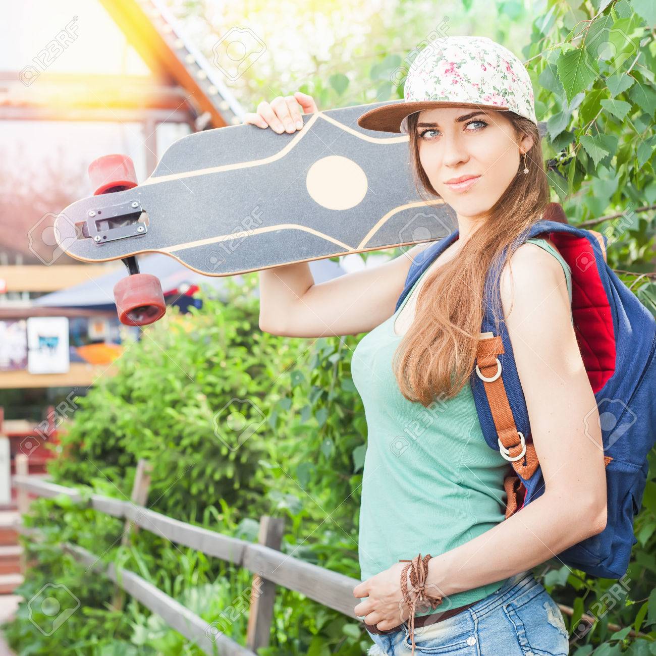 ファッションとスケート ボードのスケートボーダーの若い女性 山 夏の旅行を冒険します スポーツ 女の子は キャップ バックパックを身に着けている服を着てください アクセサリー の写真素材 画像素材 Image ファッションとスケート ボードのスケートボーダーの若い女性 山 夏の旅行を冒険します スポーツ 女の子は キャップ バックパックを身に着けている服を着てください アクセサリー の写真素材 画像素材 Image