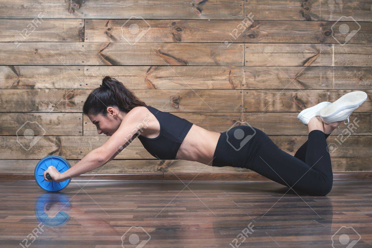 Attraktive Frau Mit Schlanken Bauch Tun Bauch Ubungen Mit Dem Rad