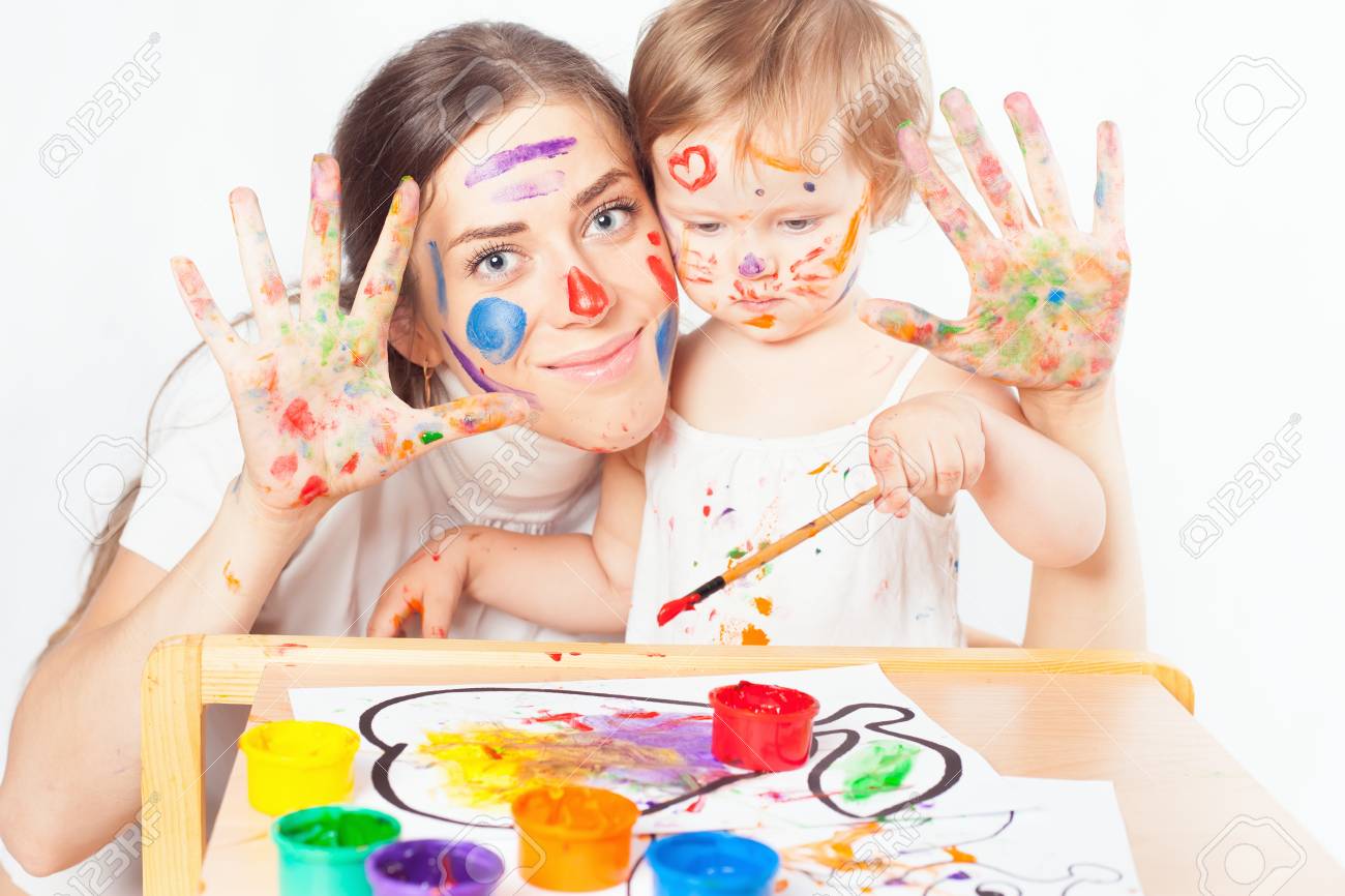 Maman Et Bebe Tirages Avec Des Encres De Couleur De Peinture Jeux Avec Enfants Influent Sur Le Developpement Precoce Il Est Important De Passer Assez De Temps Avec Vos Enfants Banque D Images