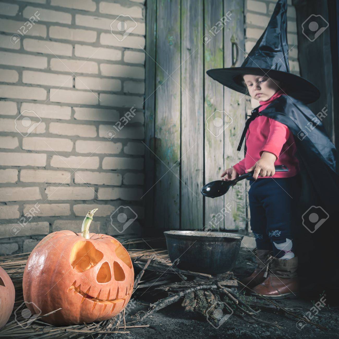 Citrouille Gros Plan Petit Bebe Sorciere Faisant Une Potion Magique La Nuit D Halloween Prudence Quelque Part Pres D Ici Voler Sorciere Mere Horreur Balai Costumes D Halloween Pour Les Enfants Sorciere Banque D Images Et