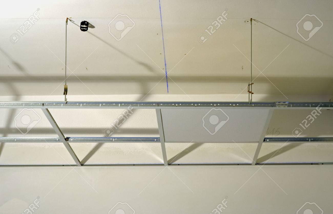 Costruzione della struttura di un controsoffitto in cartongesso ...