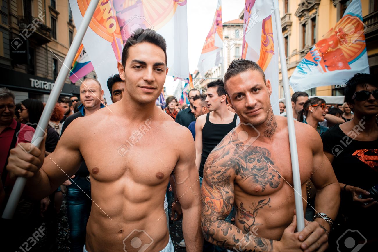 MILAN, Italia - 29 De Junio: Manifestación Del Orgullo Gay En Milán 29 De  Junio 2013. La