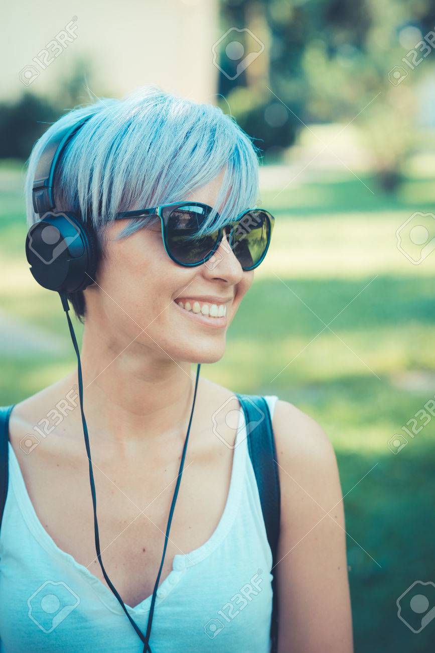 Joven Y Bella Mujer Inconformista Pelo Corto De Color Azul Con Los Auriculares De La Musica En La Ciudad Fotos Retratos Imagenes Y Fotografia De Archivo Libres De Derecho Image 34715287