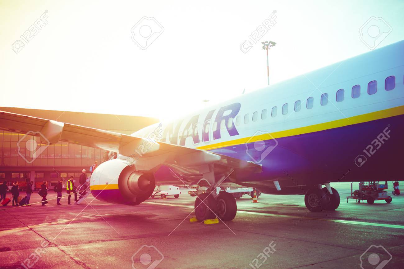 Milan Italia El 2 De Enero La Gente En El Aeropuerto Listo Para Salir De Llegar En Un Avion De Ryanair Ryanair Es Una Compania De Bajo Coste Vuelo Fotos Retratos