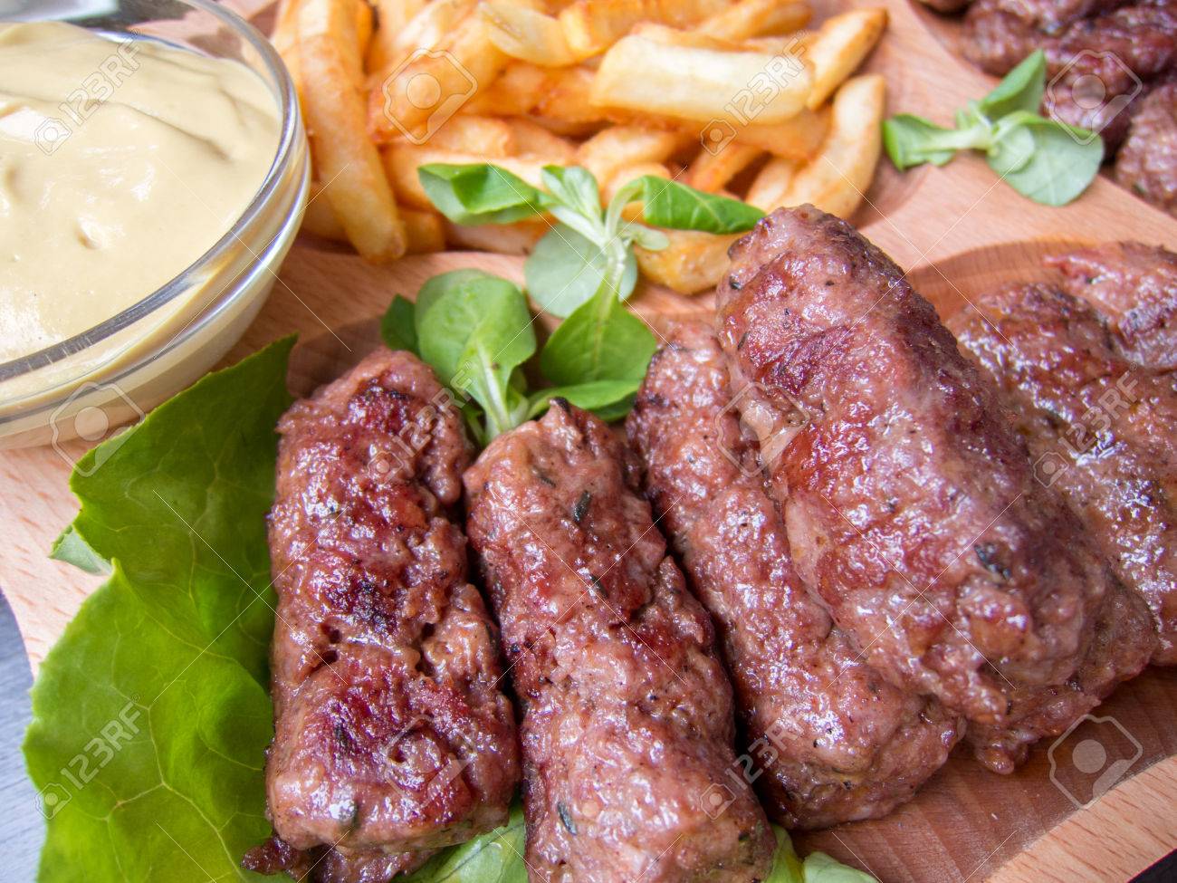 ルーマニアの伝統的な食べ物肉巻きポテトとマスタード Mici の写真素材 画像素材 Image