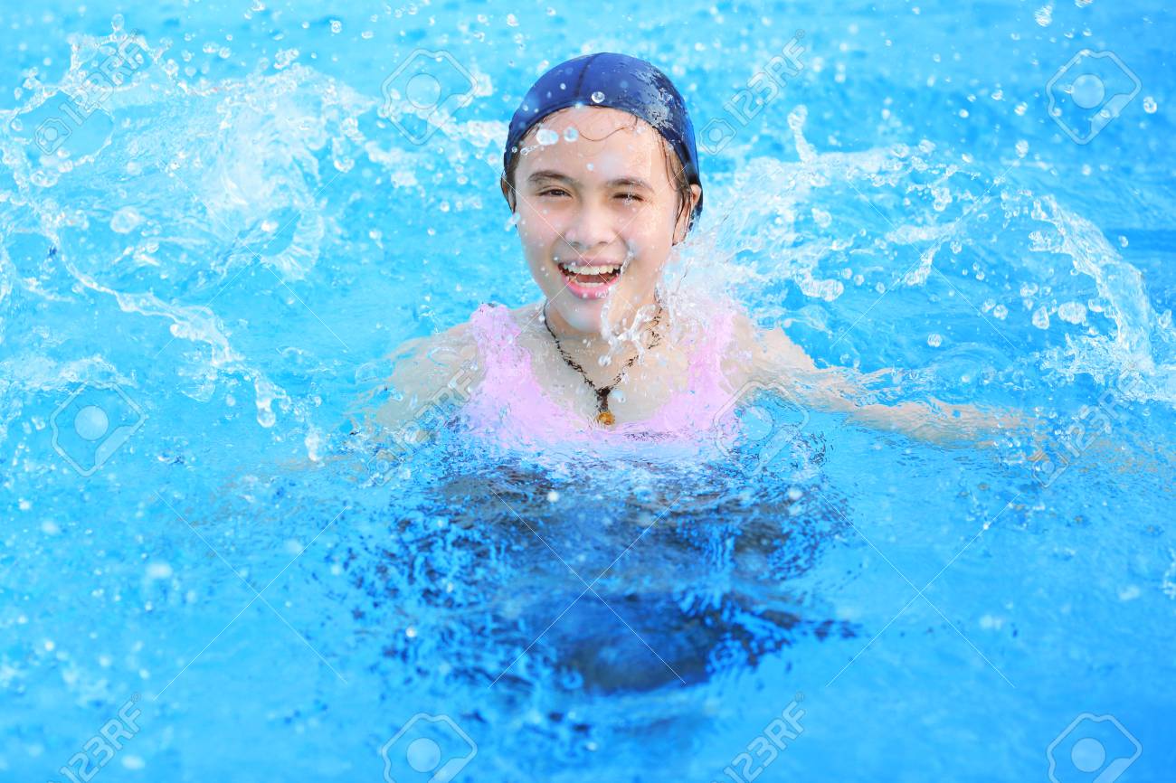スイミング　ジュニア　女 スイミング プールの子供女の子の写真素材・画像素材 Image 32123956
