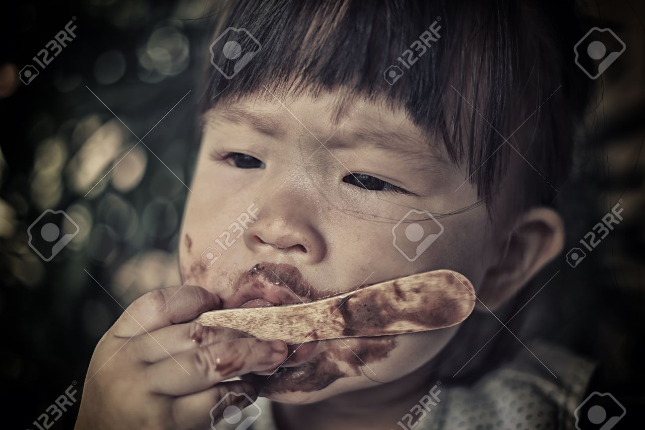 貧しい子供たちのアイスクリームを食べる の写真素材 画像素材 Image