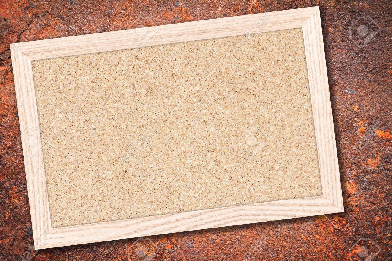 コルク板か空の掲示板にテキストまたはイメージのコピー スペースさびた金属を背景に木製のフレーム の写真素材 画像素材 Image