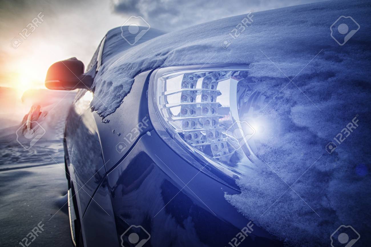 ヘッドライトに光るランプを備えた車の部品 の写真素材 画像素材 Image