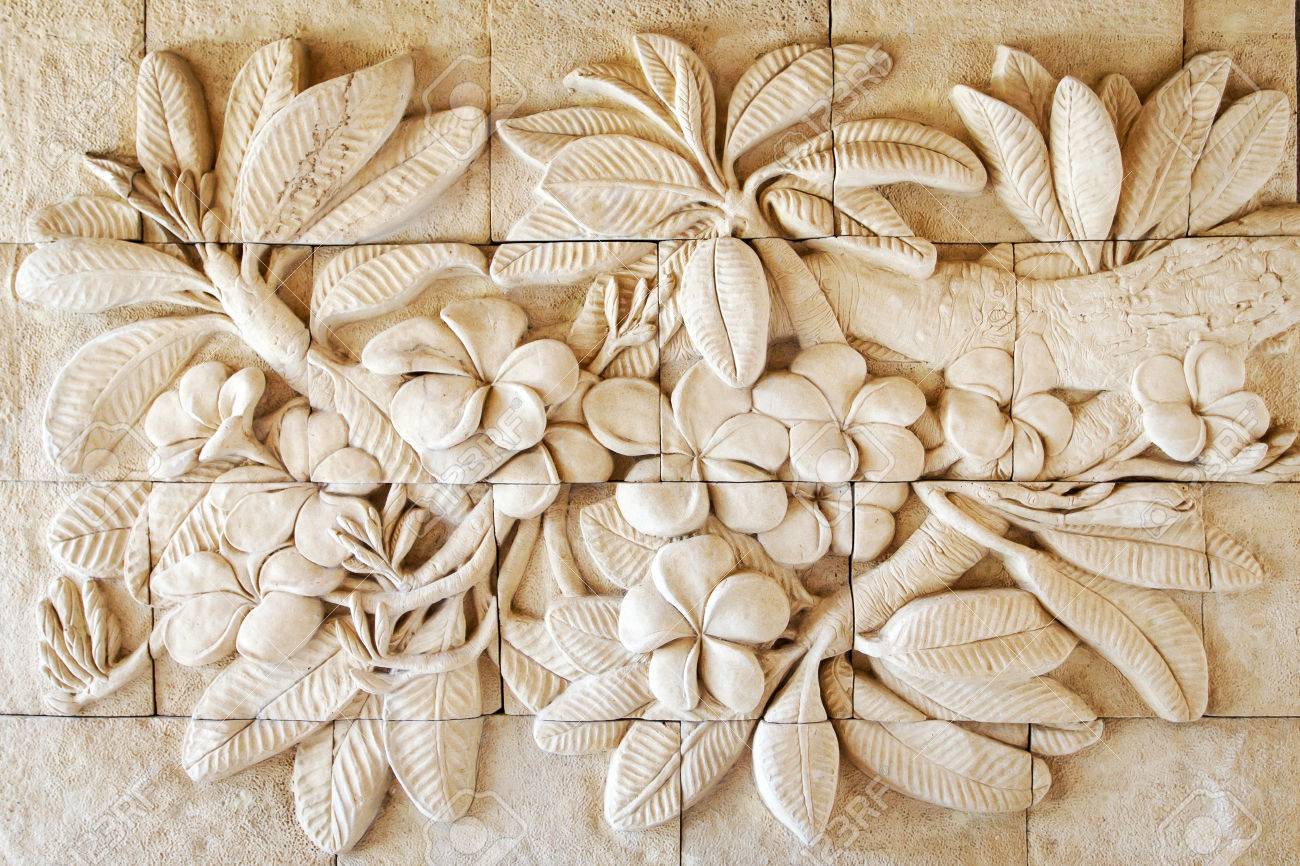 彫刻模様の石材装飾品