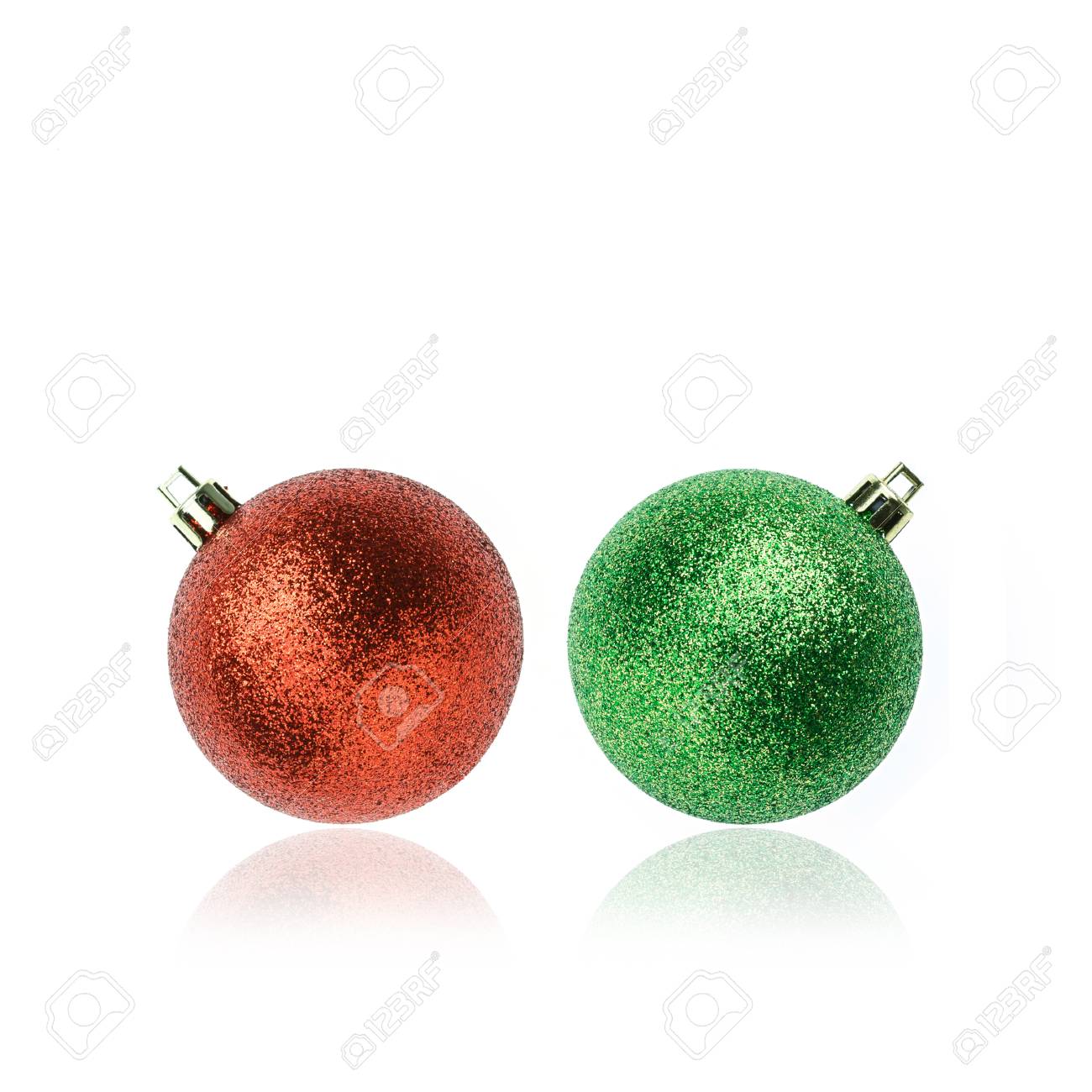 Boule De Noël Rouge Et Vert Isolé Sur Fond Blanc