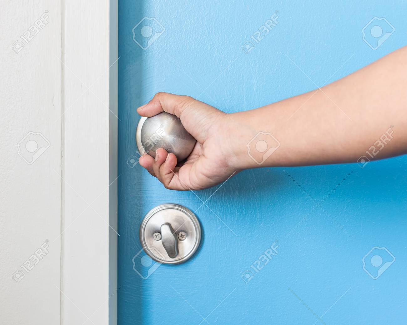 木製のドアに金属銀ドアノブを持っている手のクローズ アップ の写真素材 画像素材 Image 5045