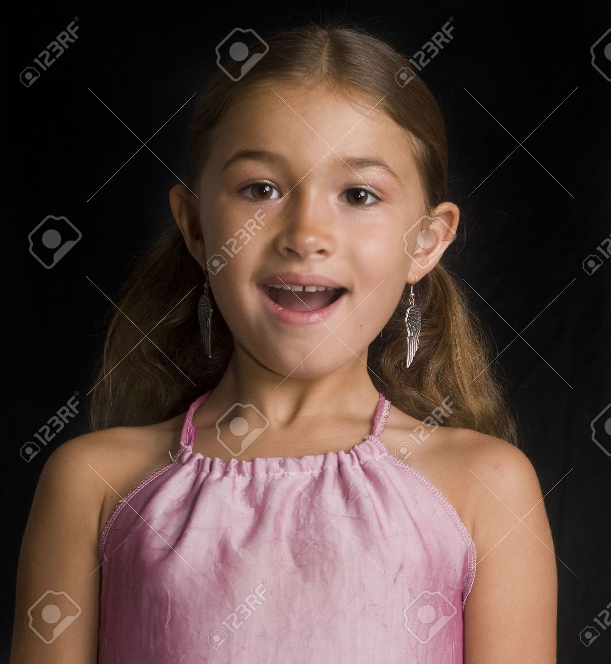 Kleines Madchen Aufgeregt Mit Meinungs Und Mund Weit Offen Lizenzfreie Fotos Bilder Und Stock Fotografie Image 5220839