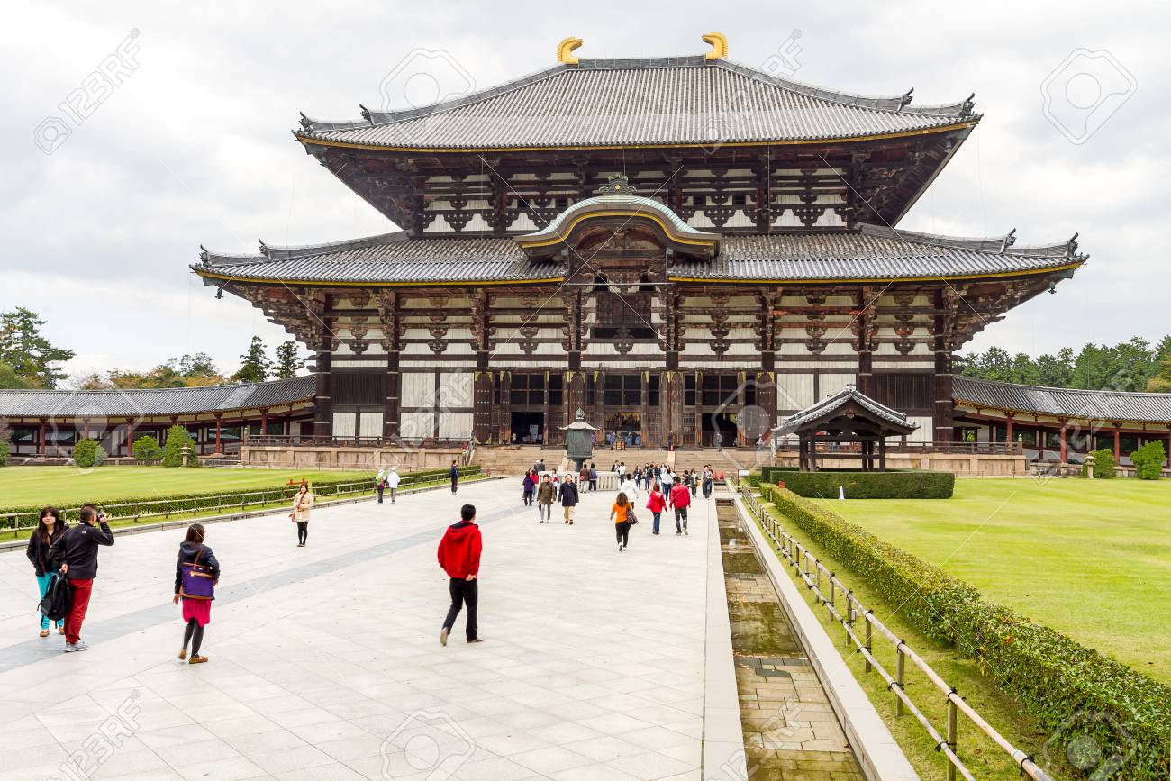 奈良県の東大寺の木造メイン建物寺院 古都奈良の文化財のユネスコ世界遺産サイト歴史のモニュメントには 古都奈良県奈良の 8 つの場所が含まれます の写真素材 画像素材 Image