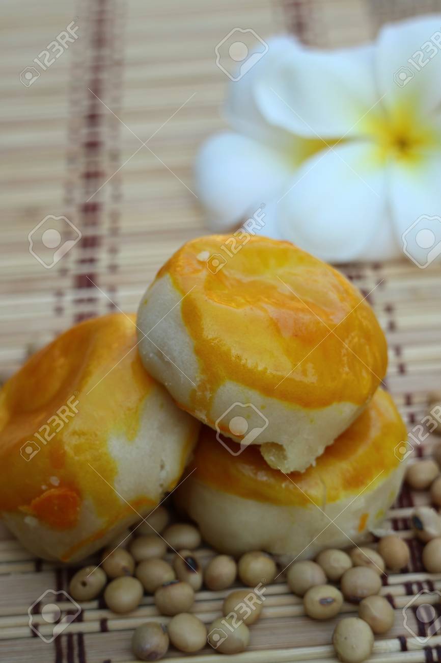 Dessert Traditionnel Asiatique Gateau Chinois Gateau De Lune Rempli De Pate De Haricots Et De Jaune D Oeuf Banque D Images Et Photos Libres De Droits Image