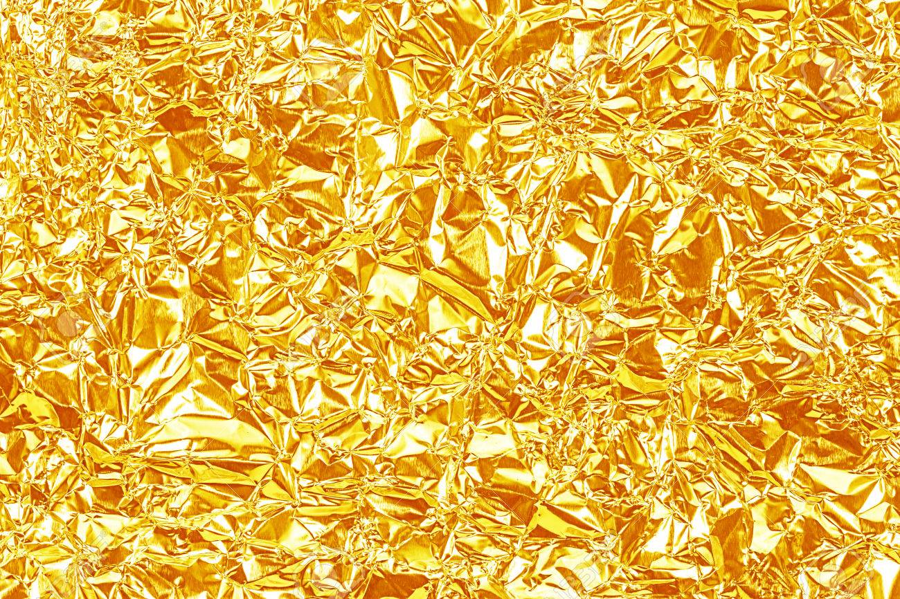 光沢のある黄色ゴールド箔の背景と影のテクスチャです 折り目 ゴールドの背景 の写真素材 画像素材 Image