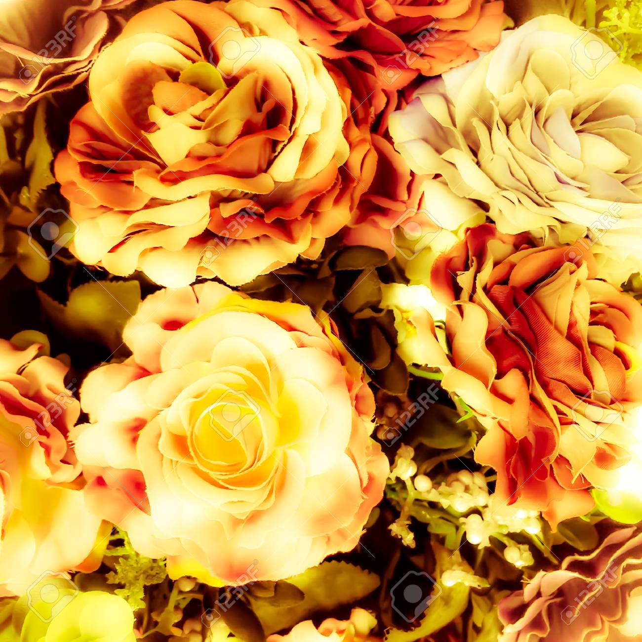 背景に人工のバラ金の花 の写真素材 画像素材 Image