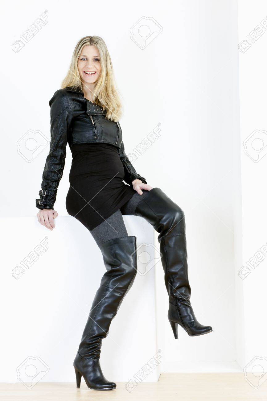Assis A Une Femme Enceinte Avec Des Bottes Noires A La Mode Banque D Images Et Photos Libres De Droits Image 22103796