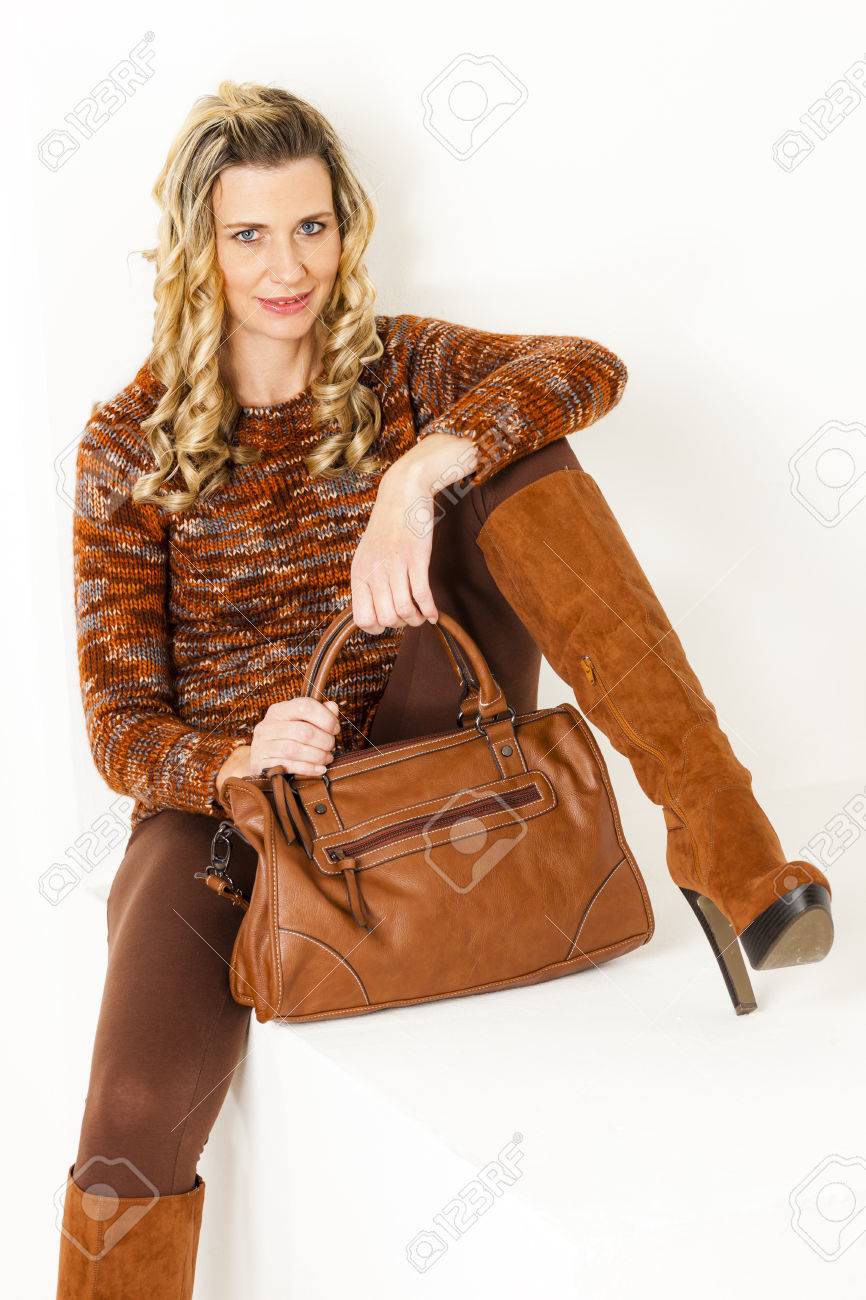 Assis à brunes femme de vêtements sac des bottes un main des avec porter et 3jSq54ARcL