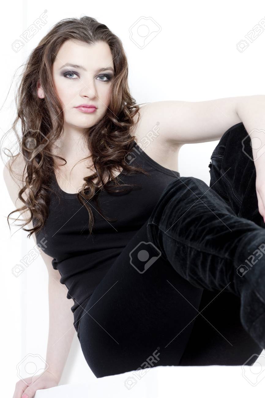 黒い服を着た若い女性が座っています の写真素材 画像素材 Image