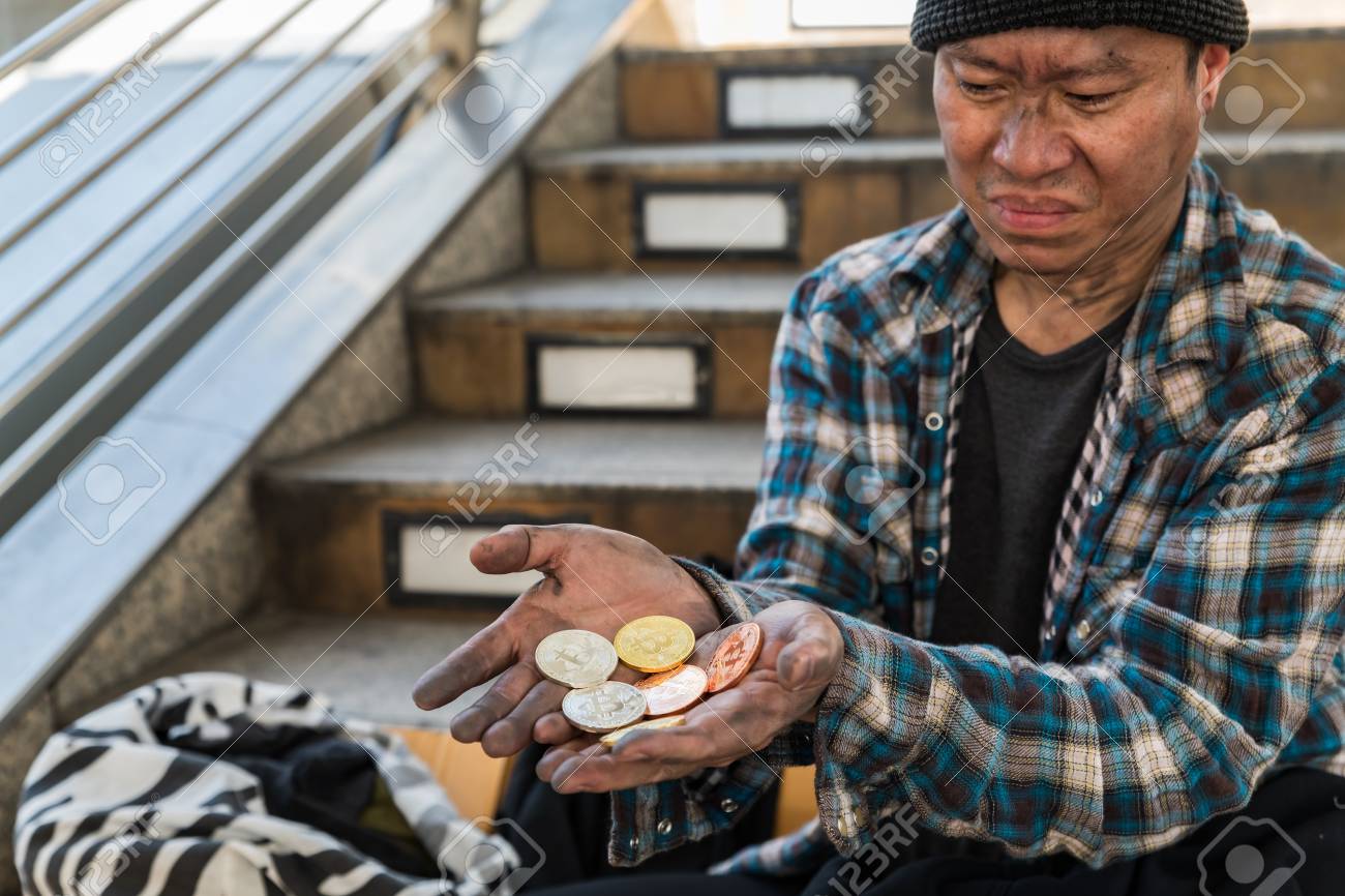 一握りのビットコインコインを持つ男性ホームレス乞食の失望した顔の表現 - ビットコインコンセプトの切り下げの写真素材・画像素材 Image  116921253