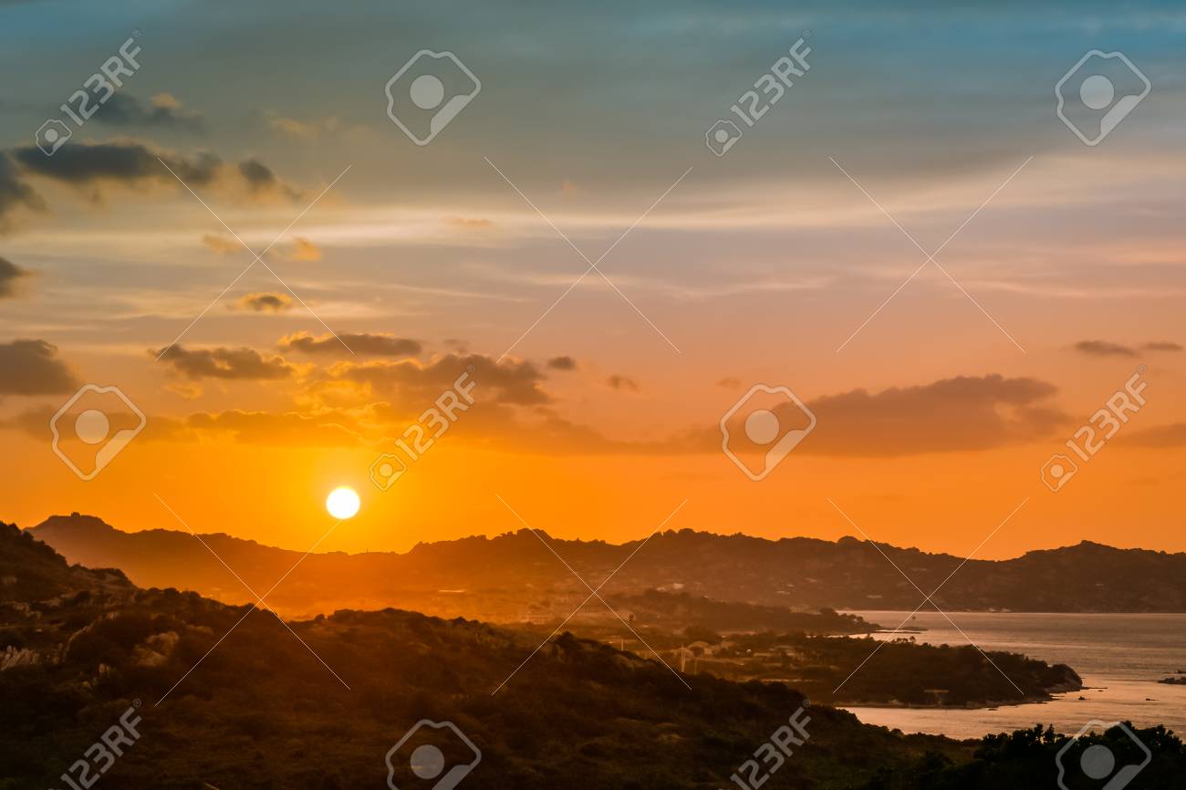 Coucher De Soleil Au Delà Des Palaos En Sardaigne