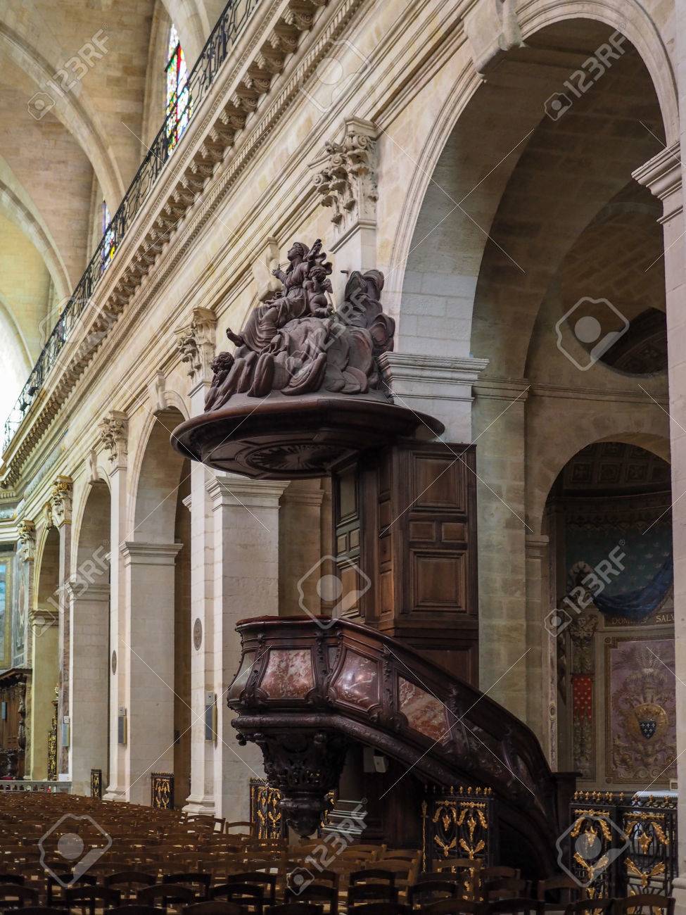 ボルドーのノートルダム教会の説教壇のビュー の写真素材 画像素材 Image