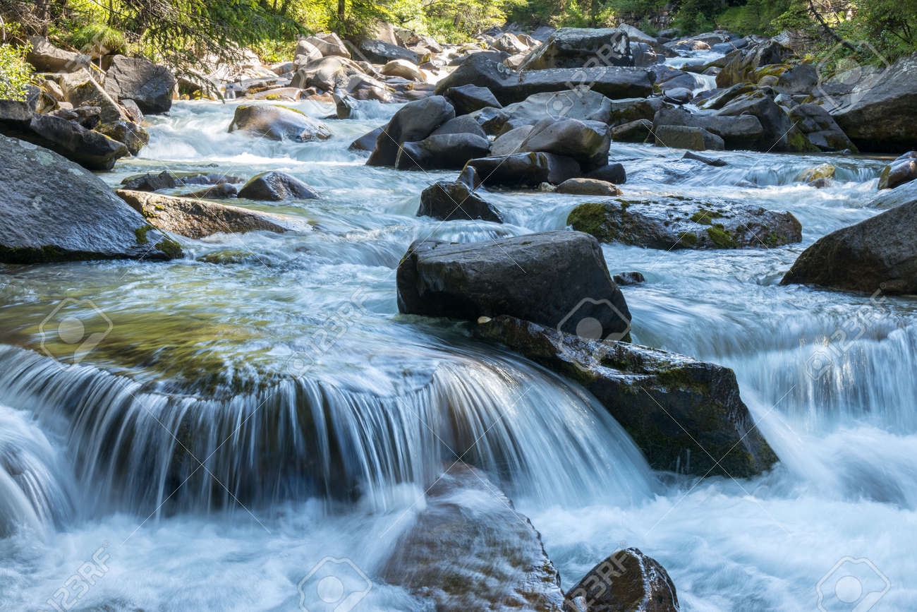 이탈리아 토나디코 트렌티노에 있는 파네베지오 팔레 디 산 마르티노 자연 공원에서 강이나 급류의 전망 로열티 무료 사진, 그림, 이미지  그리고 스톡포토그래피. Image 155607494