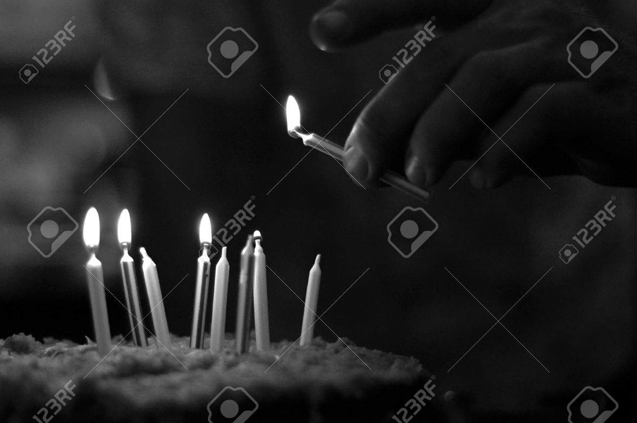 白と黒のバースデー ケーキの上の男照明キャンドル の写真素材 画像素材 Image 1201485