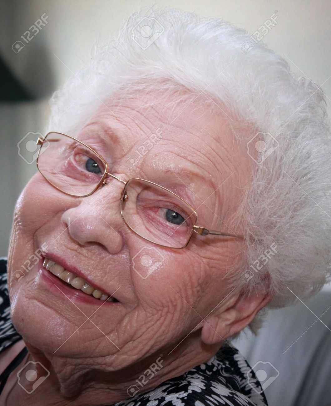 興味深いことにしわくちゃの顔と純粋な白い毛で祖母の顔射ショット の写真素材 画像素材 Image