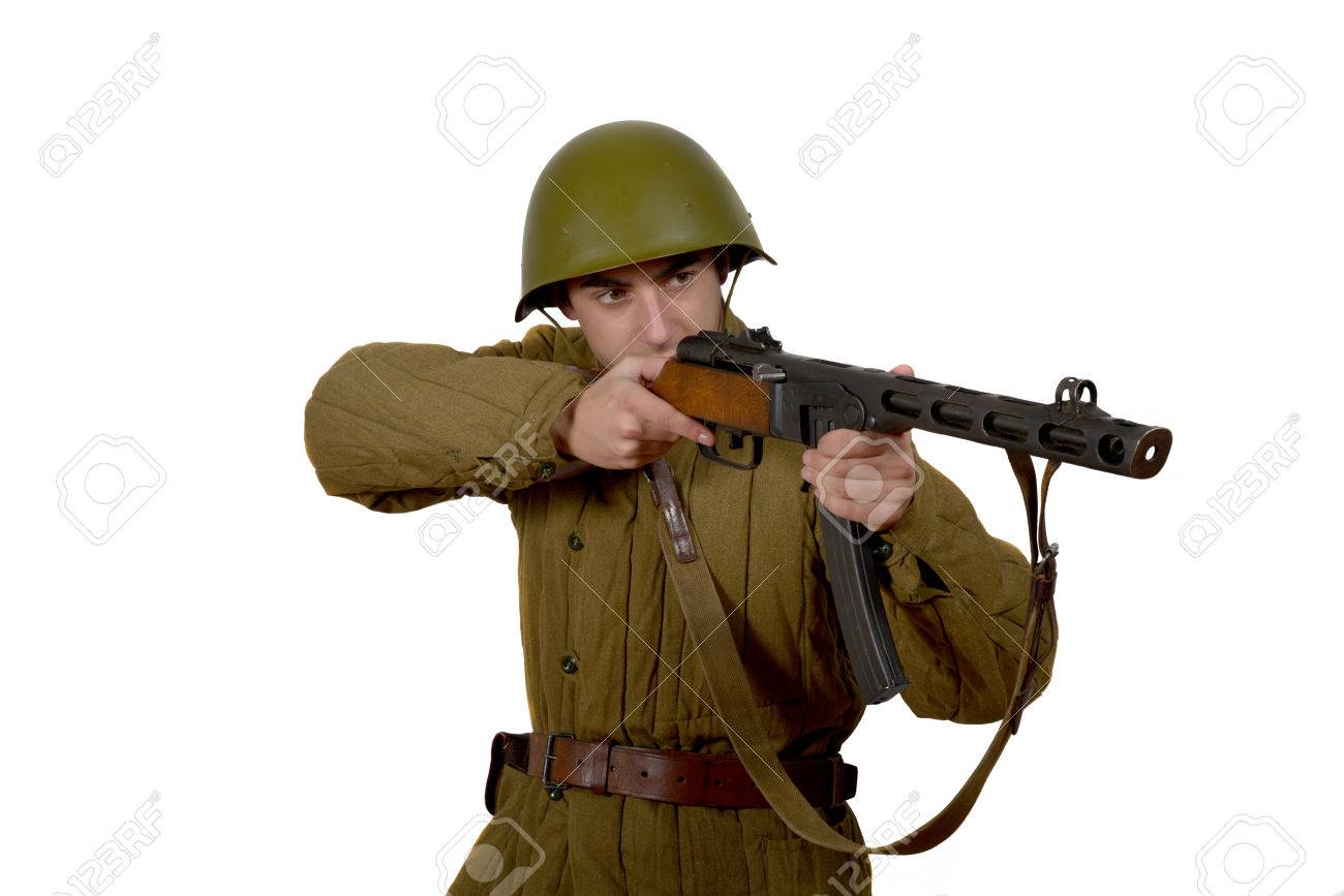 若いソビエト兵士彼の ppsh 41 ヘルメットがある彼との撮影します