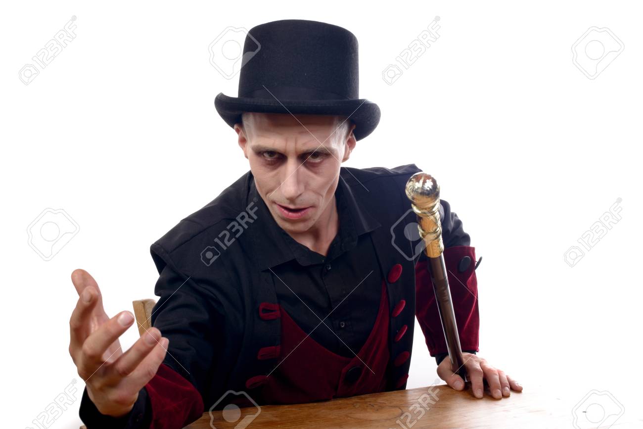 黒い帽子のハロウィーンのためのドラキュラに扮男 の写真素材 画像素材 Image