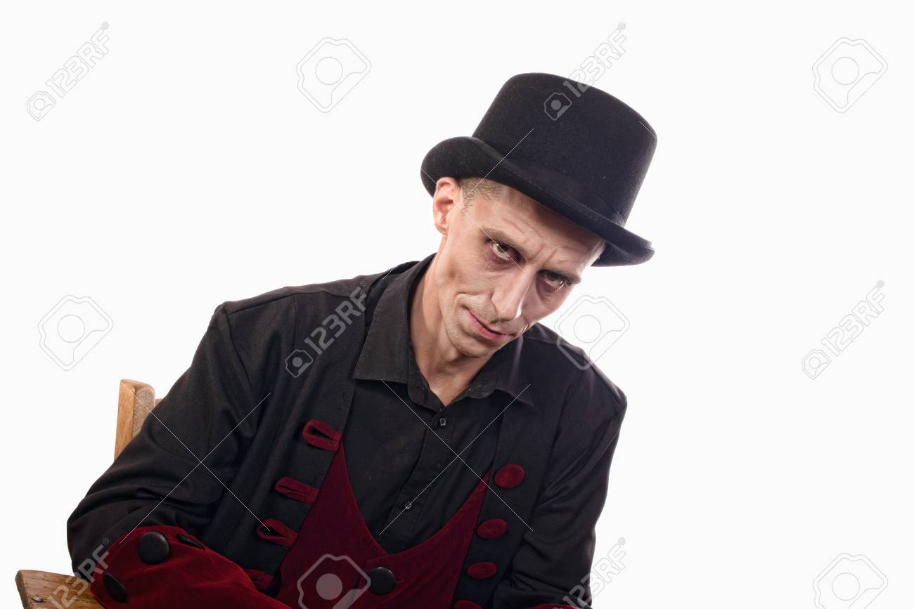 黒い帽子のハロウィーンのためのドラキュラに扮男 の写真素材 画像素材 Image
