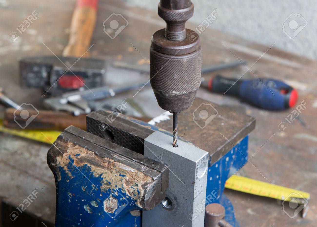 古い手ドリルで金属の穴あけ の写真素材 画像素材 Image