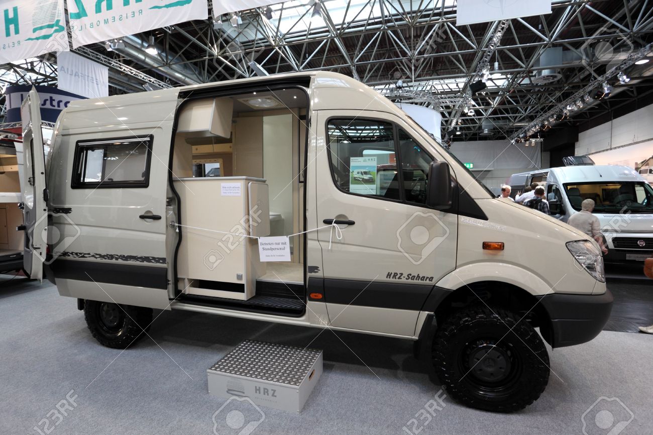 デュッセルドルフ 8 月 27 日 12 年 8 月 27 日にデュッセルドルフ ドイツでのキャラバン サロン展 12 オフロード キャンピングカー の写真素材 画像素材 Image