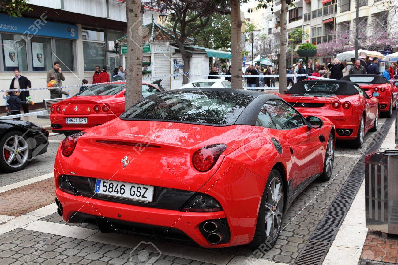 エステポナ スペイン アンダルシアの通りに駐車のフェラーリ スーパーカー の写真素材 画像素材 Image 1786