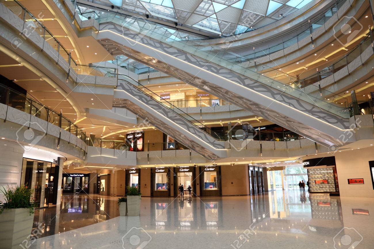 浦東 上海の Ifc ショッピング モールの内部 の写真素材 画像素材 Image