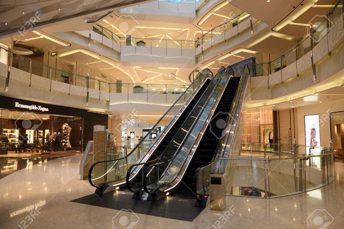 浦東 上海の Ifc ショッピング モールの内部 の写真素材 画像素材 Image