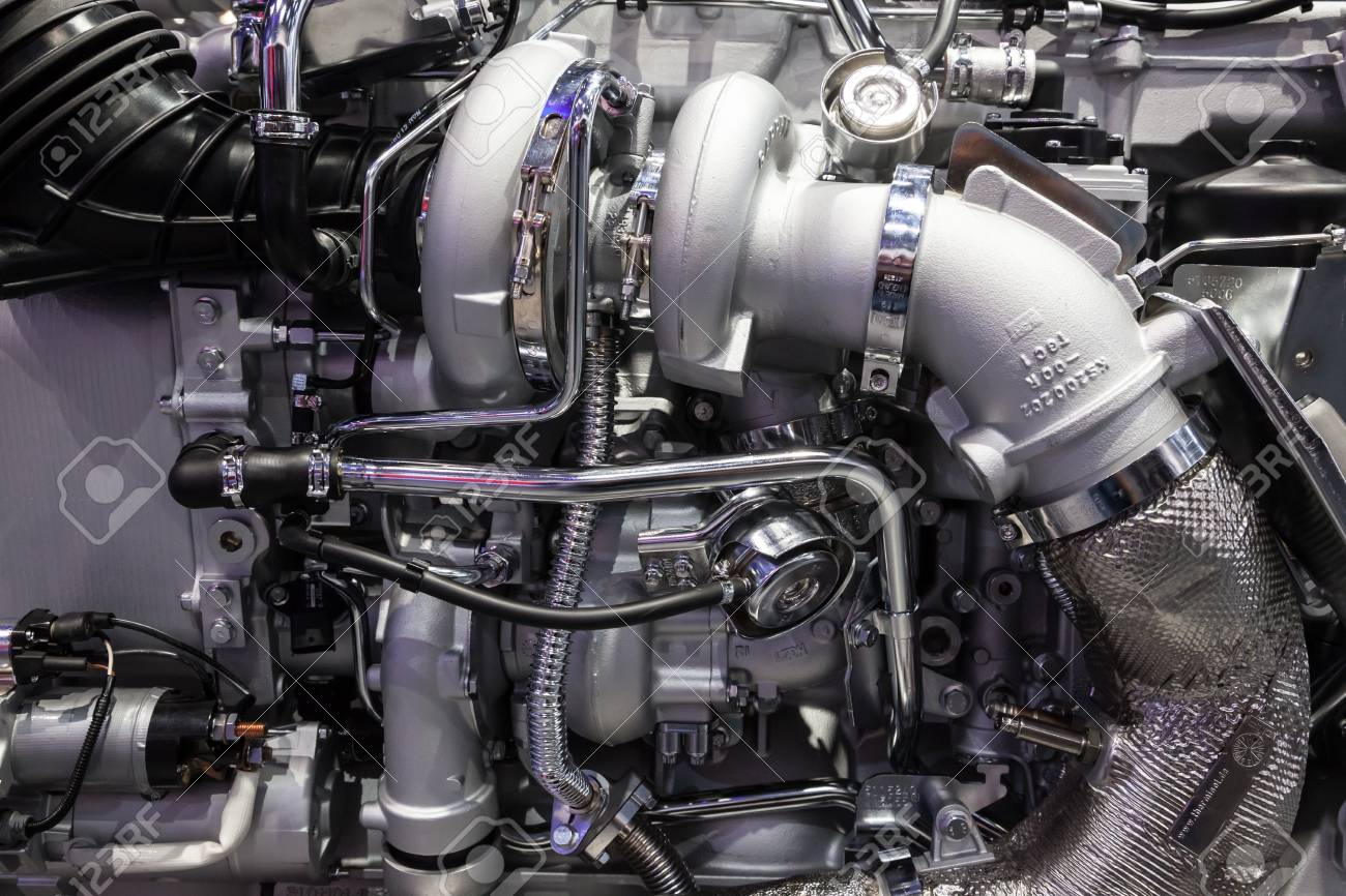 ドイツのハノーバーに 65 の Iaa 商用車 14 年に男トラック ディーゼル エンジン詳細 の写真素材 画像素材 Image