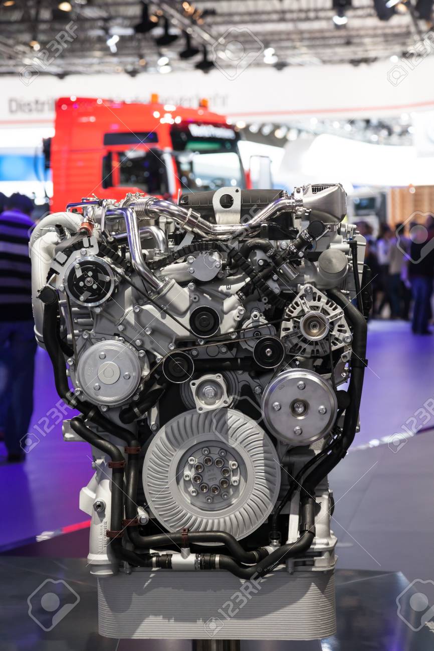 ドイツのハノーバーに 65 の Iaa 商用車 14 年に男トラック ディーゼル エンジン詳細 の写真素材 画像素材 Image