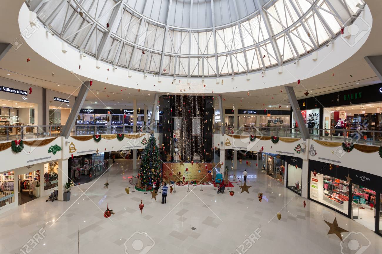 DUBAI, Émirats Arabes Unis - 13 Décembre: Intérieur De Dubai Outlet ... DUBAI, Émirats Arabes Unis - 13 Décembre: Intérieur De Dubai Outlet ...