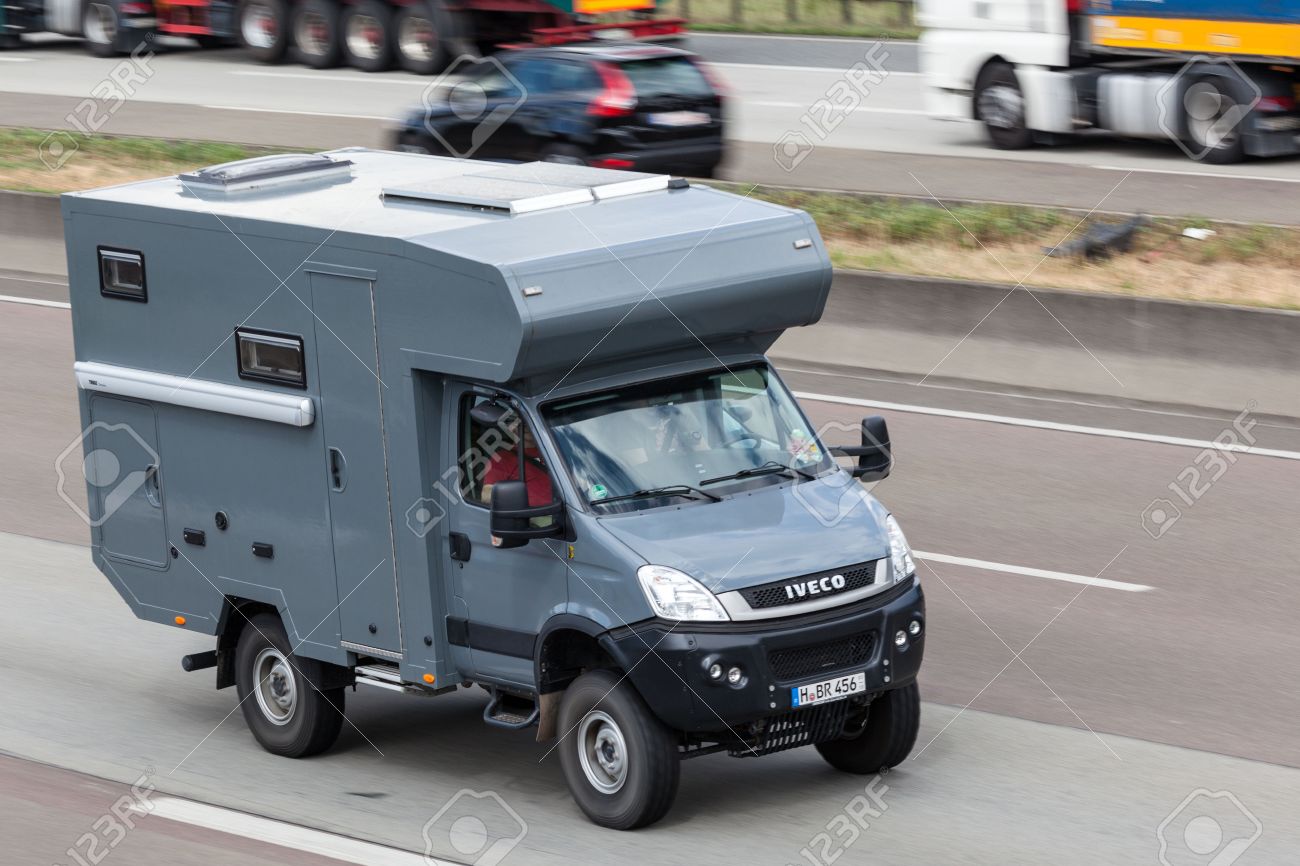 フランクフルト ドイツ 7 月 21 日 Iveco オフロード キャンピングカーのドイツの高速道路 A5 で旅行します 15 年 7 月 21 日フランクフルト マイン ドイツの の写真素材 画像素材 Image