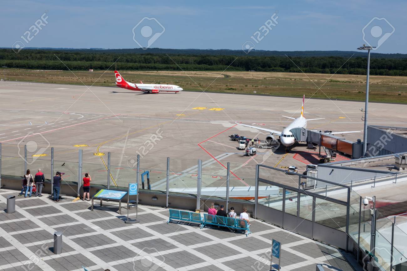 Koln Deutschland 1 August Rollbahn Und Besucherterrasse Am Internationalen Flughafen Kolns Bonn Cgn 1 August 2015 In Koln Deutschland Lizenzfreie Fotos Bilder Und Stock Fotografie Image 43481888
