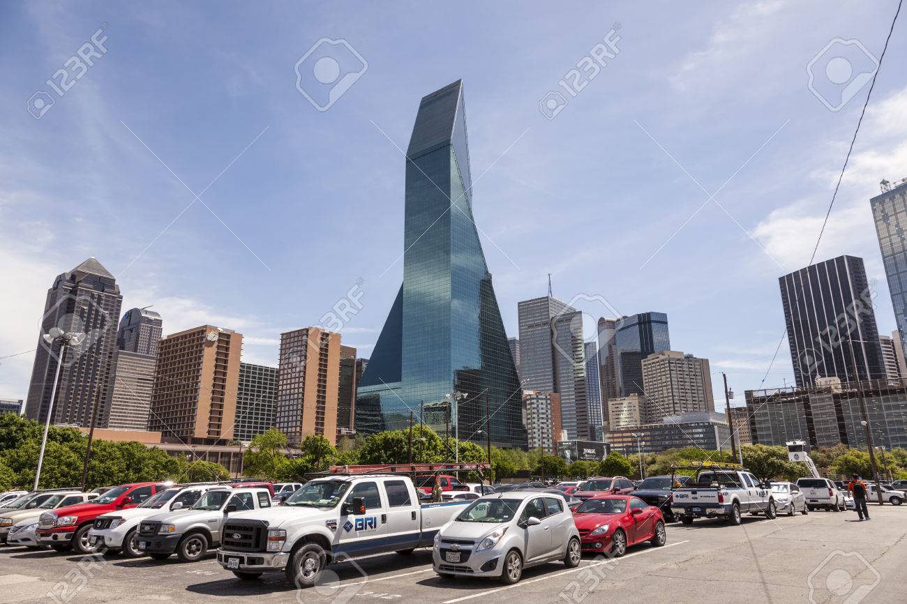 달라스, 미국 -4 월 7 일 : 웰스 파고 은행 건물 및 달라스 시내에서 주차장. 2016 년 4 월 7 일, 달라스, 텍사스, 미국  로열티 무료 사진, 그림, 이미지 그리고 스톡포토그래피. Image 57781115