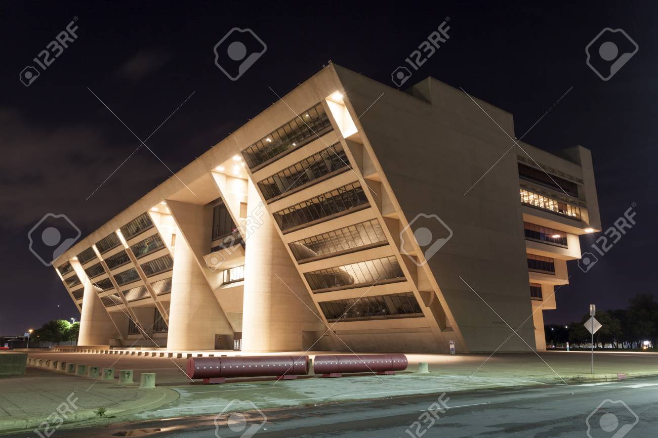 ダラス アメリカ合衆国 4 月 9 日 ダラス市庁舎夜ライトアップします 建物は 1977 年に建築家イオ ミン ペイによって設計されました 16 年 4 月 9 日ダラス テキサス州 アメリカ合衆国 の写真素材 画像素材 Image