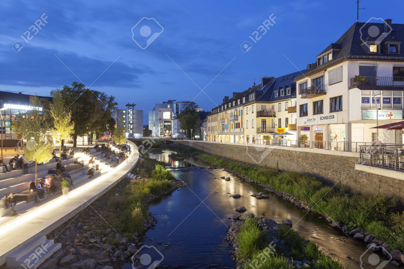 Siegen, Allemagne 1 septembre 2016: nouvelle promenade du front de mer à la rivière Sieg dans la ville de Siegen la nuit. Rhénanie du Nord Siegen, Allemagne 1 septembre 2016: nouvelle promenade du front de mer à la rivière Sieg dans la ville de Siegen la nuit. Rhénanie du Nord
