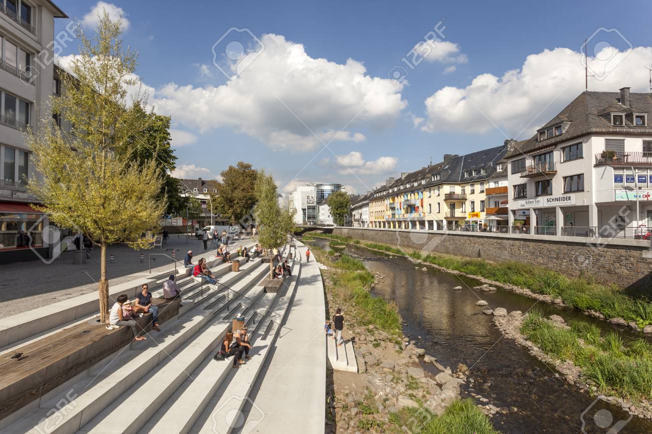 SIEGEN, ALLEMAGNE 1 SEPTEMBRE 2016: Nouvelle promenade du front de mer à la rivière Sieg dans la ville de Siegen. Rhénanie du Nord Westphalie, SIEGEN, ALLEMAGNE 1 SEPTEMBRE 2016: Nouvelle promenade du front de mer à la rivière Sieg dans la ville de Siegen. Rhénanie du Nord Westphalie,