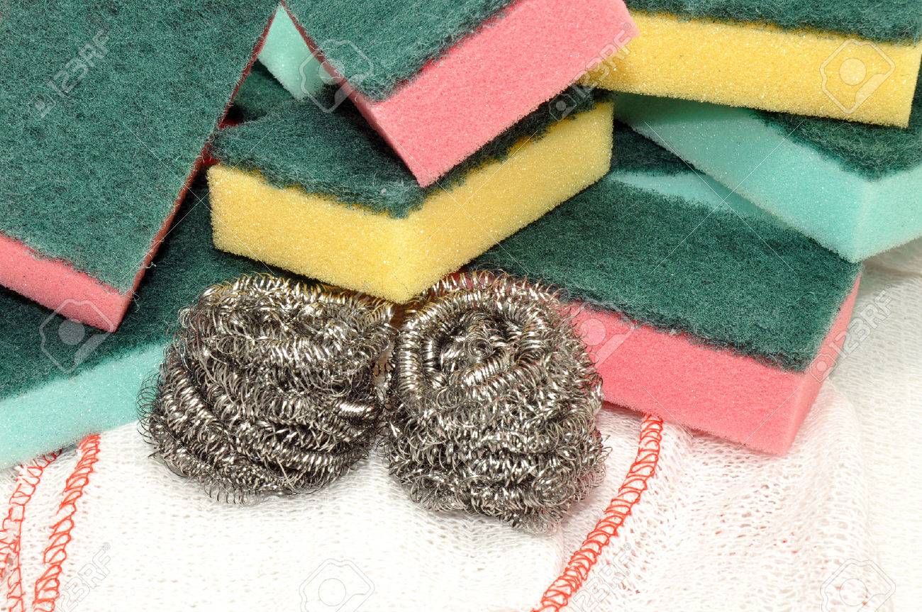 カラフルなスポンジと金属表面をごしごし洗うグリーンと Scourers の洗浄のグループ の写真素材 画像素材 Image
