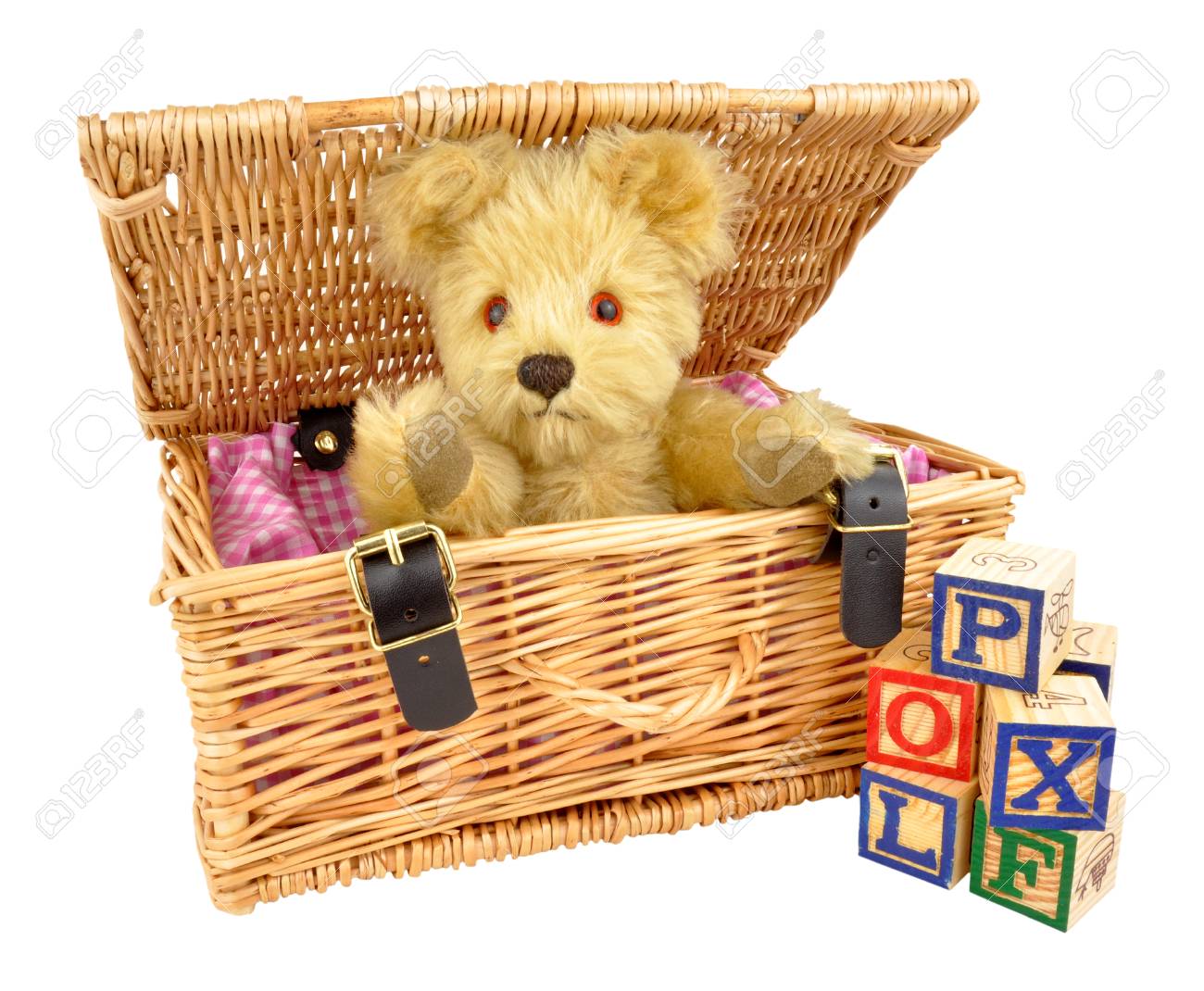 白い背景で隔離の籐かごの伝統的なテディベアぬいぐるみ の写真素材 画像素材 Image