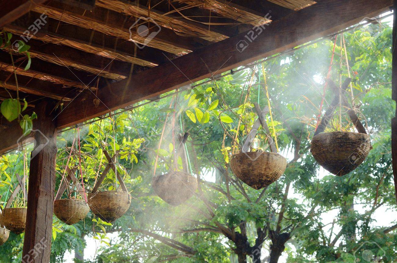 Wasser Anlage Hangen An Sparren In Kleinen Garten Lizenzfreie Fotos Bilder Und Stock Fotografie Image 30355454